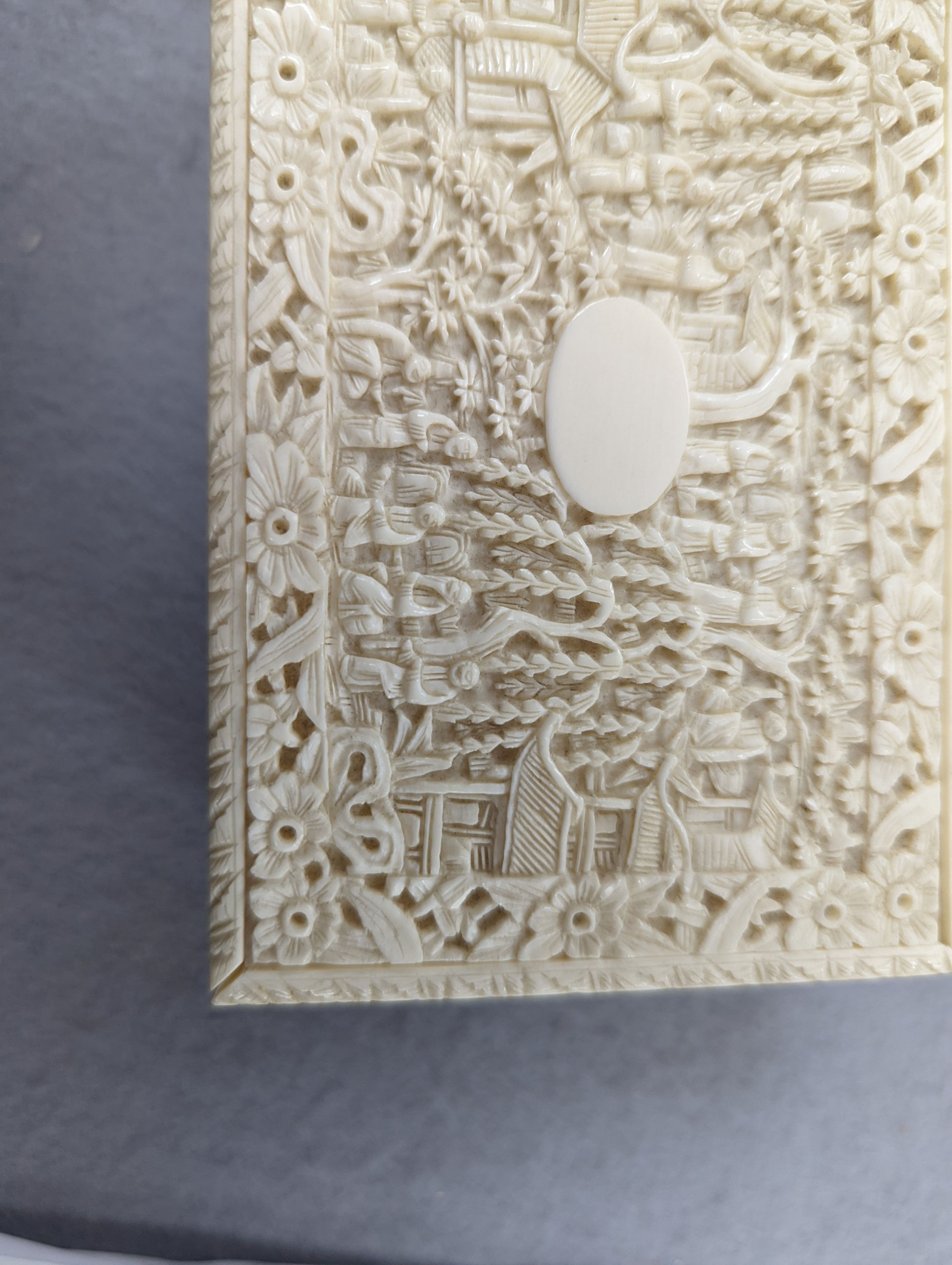 An early 20th century Cantonese carved ivory box, 12cm